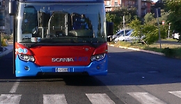 Senza biglietto aggredisce controllore di un bus: arrestato