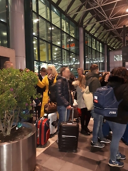 Volo Catania-Pisa: passeggeri abbandonati un'intera notte all'aeroporto di Fiumicino