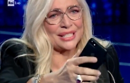 Marito di Mara Venier la chiama in diretta: lei si scioglie in lacrime