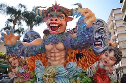 Acireale, ecco i due carri allegorici vincitori del più bel Carnevale di Sicilia