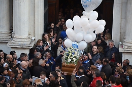 «Ora nuota verso il Paradiso», l'ultimo saluto a Enrico Cordella