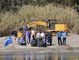 Catania, studenti si "armano" di guanti e scope: ripulita spiaggetta di Ognina