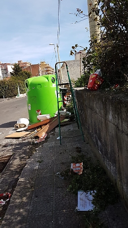 Catania: erbacce e rifiuti in Via Paratore