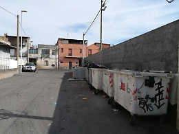 Catania, Via Melilli: cassonetti colmi, rotti e fuori uso