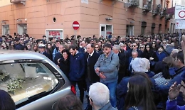 Ai funerali di Nicoletta il dolore del padre: «Non sono riuscito a salvarla»