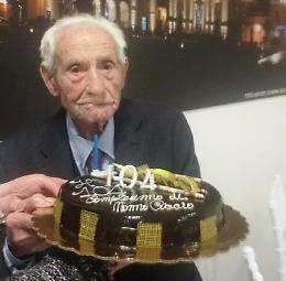 Il nonnino di Grammichele festeggia i suoi 104 anni: «Il mio segreto? Raccolgo asparagi e ogni giorno bevo due bicchieri di vino»