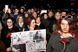 Catania e l'insostenibile peso dello stupro del branco: in piazza lo sdegno della città