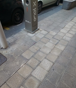 Dopo i lavori, il marciapiedi rimasto pericoloso.