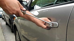 Furto d'auto a cliente ristorante: cameriere gliela ritrova con "cavallo di ritorno"