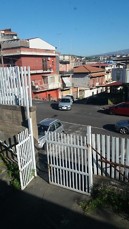 Catania: l'usanza di posteggiare in mezzo alla strada a San Giorgio
