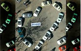 Paternò, proposta di matrimonio a quattro ruote con un cuore di vecchie Fiat 500: e l'amata ha detto sì