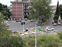 Catania, Via Anselmi: circa 10 metri di suolo pubblico  sommerso dai rifiuti