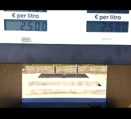 Linosa: benzina a 2,50 euro, il sindaco Martello 
&laquo;Governo si ricorda di noi solo per i porti chiusi&raquo;
