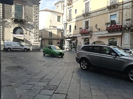 Catania piazza Addamo, si parcheggia  in maniera super arrogante.