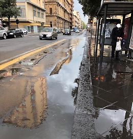 Catania, fermata bus piazza Trento un pantano.