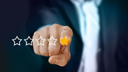 Scrisse recensione satirica su ristorante siciliano: non è diffamazione