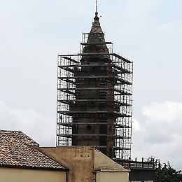 Pedara: operai a 30 metri di altezza senza protezione