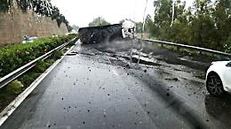Tir si ribalta sulla A18 nei pressi di Taormina: traffico deviato