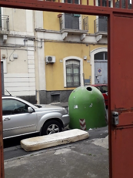 Catania: campana per il vetro spostata davanti l'ingresso di un condominio