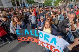 Prof sospesa, centinaia in piazza a Palermo: «E allora sospendeteci tutti»