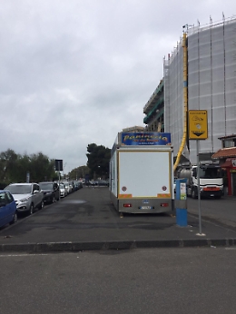 Catania: furgone dei panini sul marciapiede.