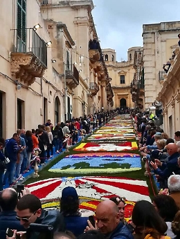 Infiorata di Noto 2019, le foto dei mosaici di fiori che celebrano gli italiani d'America