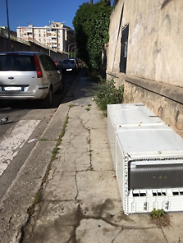 Palermo: marciapiede di Via Dicillo invaso da erbacce e rifiuti