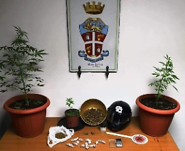 Catania, pusher tenta di sfuggire a carabinieri: «Mia figlia sta male»