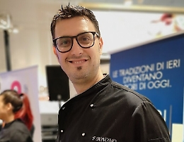 Chef che prepara pasti in ospedale, in gara al Campionato del mondo del cous cous