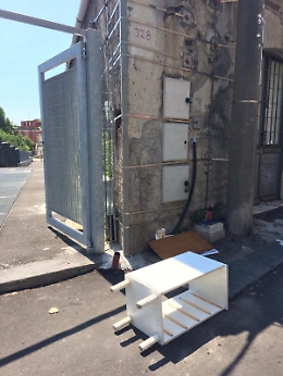 Catania: mobile abbandonato in strada.