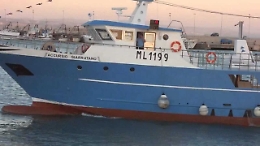 Migranti, motopesca di Sciacca soccorre gommone ma non puo' sbarcare