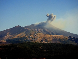 Etna, sul vulcano altra bocca eruttiva: si apre frattura dal Nuovo cratere di Sud-Est
