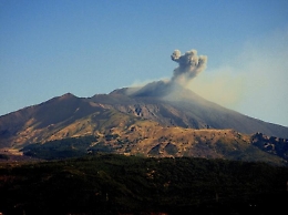 Etna, eruzione da una nuova frattura:
la Protezione civile alza livello di allerta