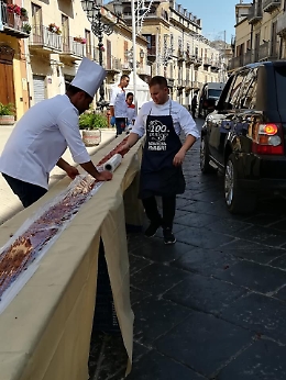 Mazzarino stabilisce il Guinness dei primati per il torrone più lungo del mondo