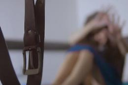 Catania, picchia la moglie con la cintura e tenta di strangolarla