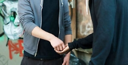 Acireale: spaccia a scuola, quindicenne denunciato dai carabinieri