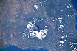 Lo sbuffo dell'Etna visto dallo spazio nella foto di AstroLuca