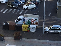 Catania,  a Largo Paisiello i cassonetti ballano il valzer