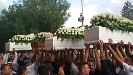 Adrano, il funerale delle vittime dell'incidente
Autista dell'auto sorvegliato dopo le minacce