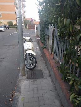 Gravina di Catania, scooter ostruisce il passaggio dei bimbi sul marciapiede