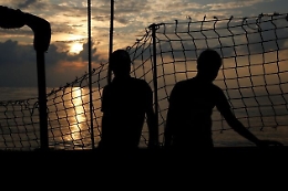 Migranti, appena sbarcati, bloccati a Lampedusa