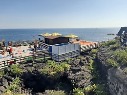 Catania, il solarium è smontato a metà ma basta per un tuffo