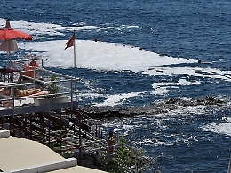 Catania, grandi chiazze di schiuma a mare ma non è inquinamento