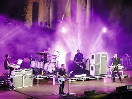 Taormina, tutti in fila ai controlli e poi a ballare col rock dei Placebo