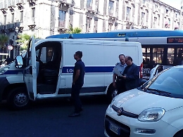 Pescheria di Catania, tra i banchetti fuggi fuggi per il blitz