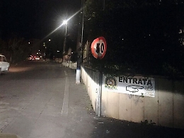 Catania, auto contro camion fermo: grave il guidatore