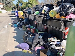 Siracusa, i cumuli di rifiuti dei “furbetti” della differenziata