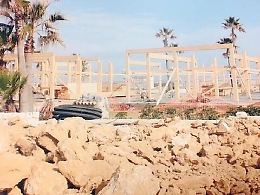 Gettata di cemento sulla sabbia, sigilli al lido Agua beach di San Lorenzo