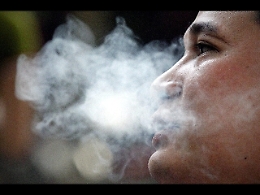 Stop alle sigarette (ed e-cig) pure ai tavoli del bar all'aperto, alle fermate del bus e nei parchi