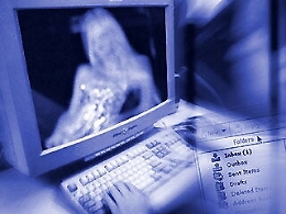 Lei lo lascia e lui manda le foto osè della ex alla figlia